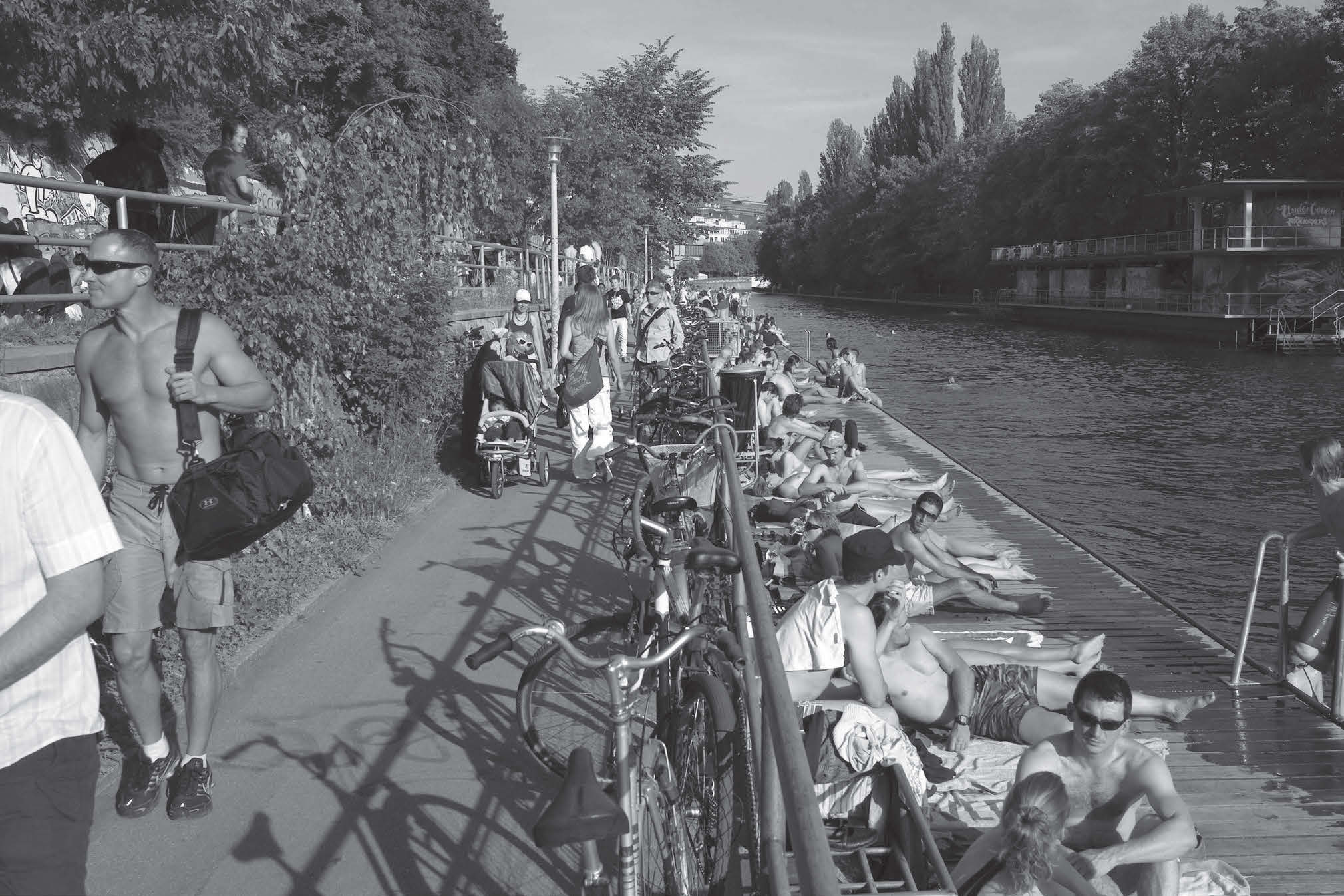 Crowd scene on the Oberer Letten of the Limmat Canal in Zurich