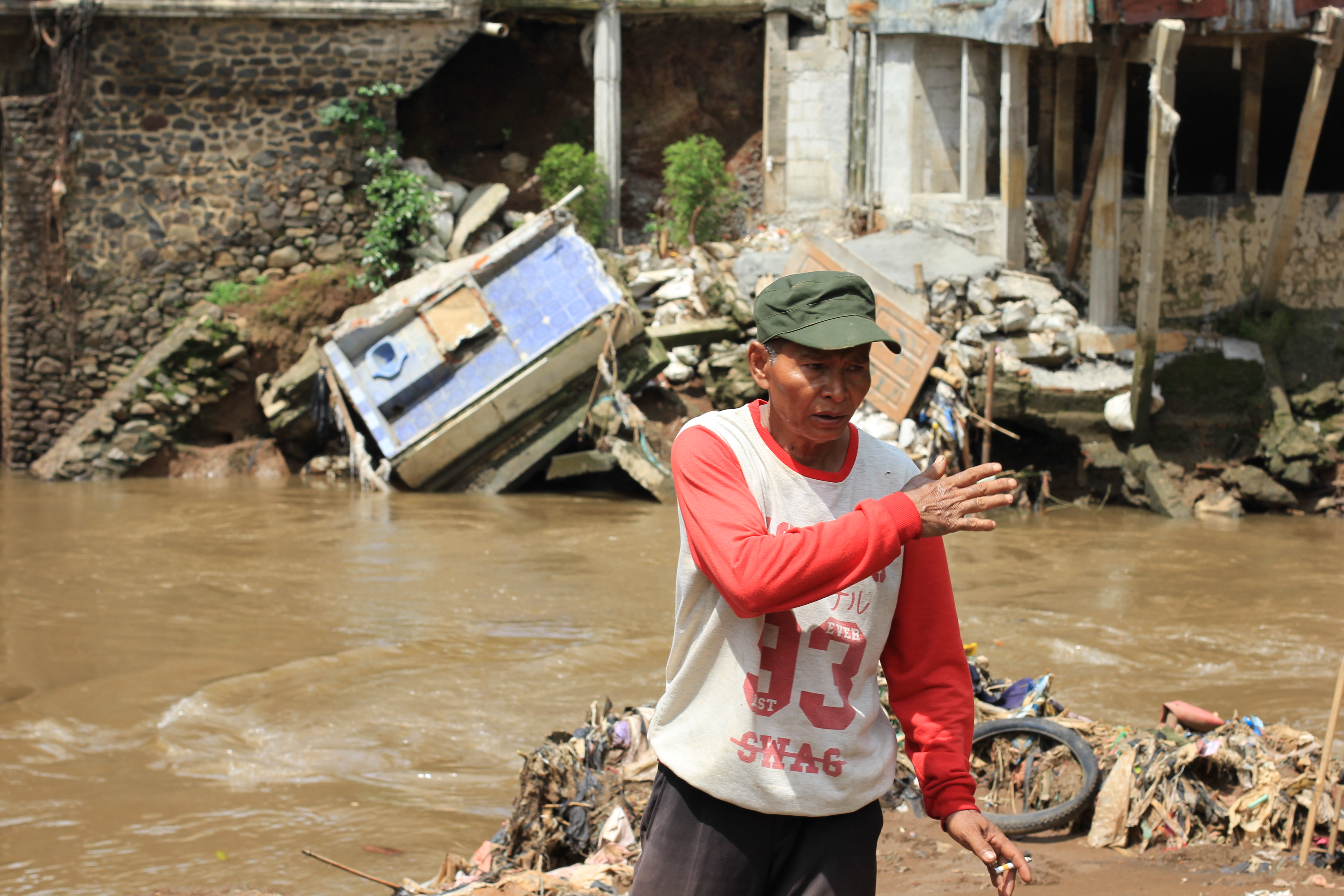 Image of a resident of Central Jakarta in flooded Ciliwung River in January 2020 